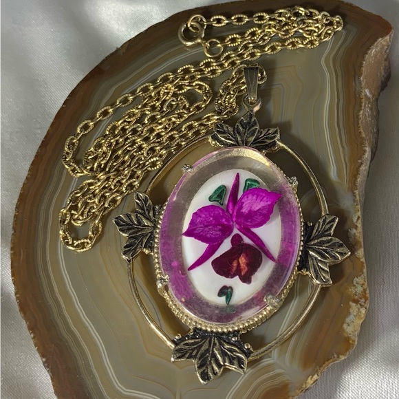 VINTAGE LUCITE ACRYLIC DRIED FLOWER PENDANT NECKLACE - Picture 4 of 4